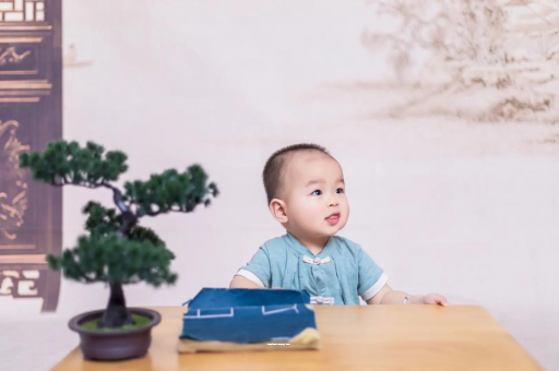 淇县怀孕肚子中间凹两边凸